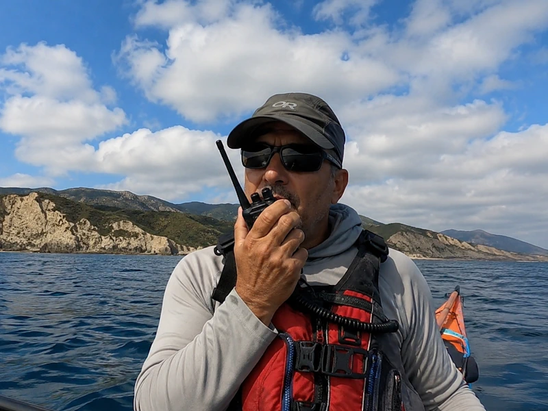 VHF HOMOLOGADA DGMM PARA KAYAK: POR QUĂ ES IMPRESCINDIBLE Y CĂMO ELEGIRLA